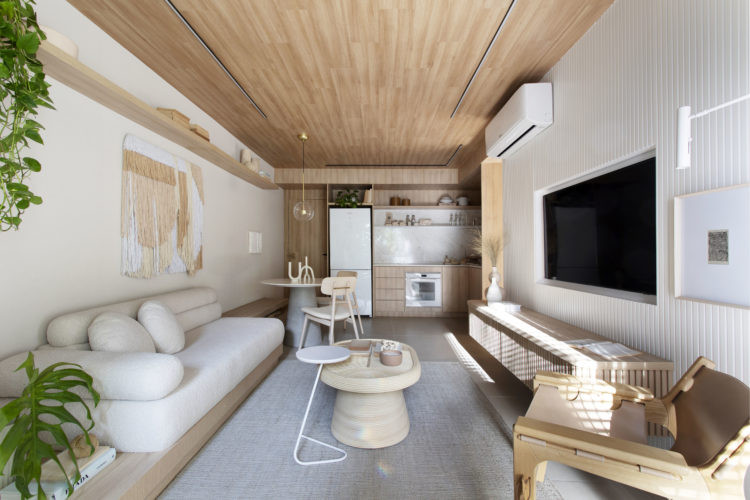 Apartamento de 68m2 na Gávea é puro aconchego com cores claras e teto revestido em madeira