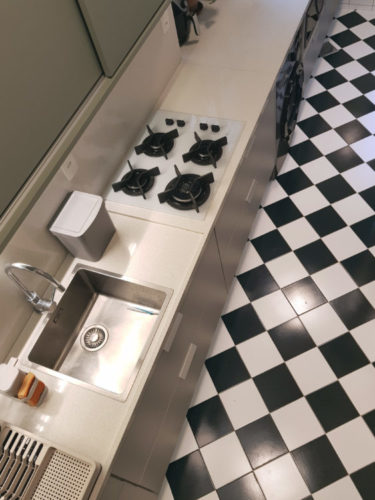 Cozinha com piso xadrez em preto e branco