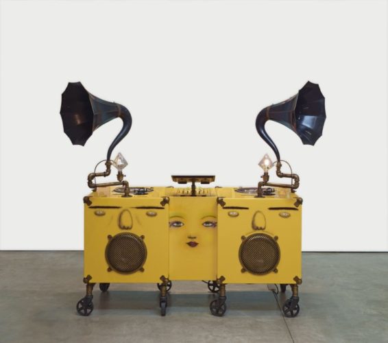 Gramofone, 2016 / gramofone, caixas de som, lâmpadas, metal, fibra de vidro, verniz e tinta sobre madeira. / Coleção dos artistas, São Paulo / Foto: Max Yawney