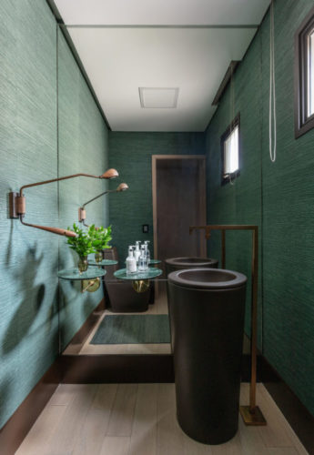 Lavabo forrado com papel de parede verde e cuba de piso de piso marrom 