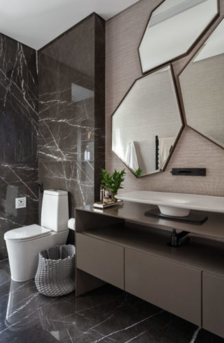 Banheiro com revestimento porcelanato imitando mármore marrom