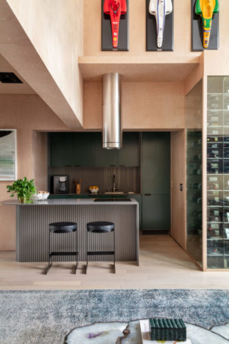 Apartamento no Itaim Bibi (SP), com 90m2 e pé-direito duplo na área social e uma super adega e cozinha integrada a sala