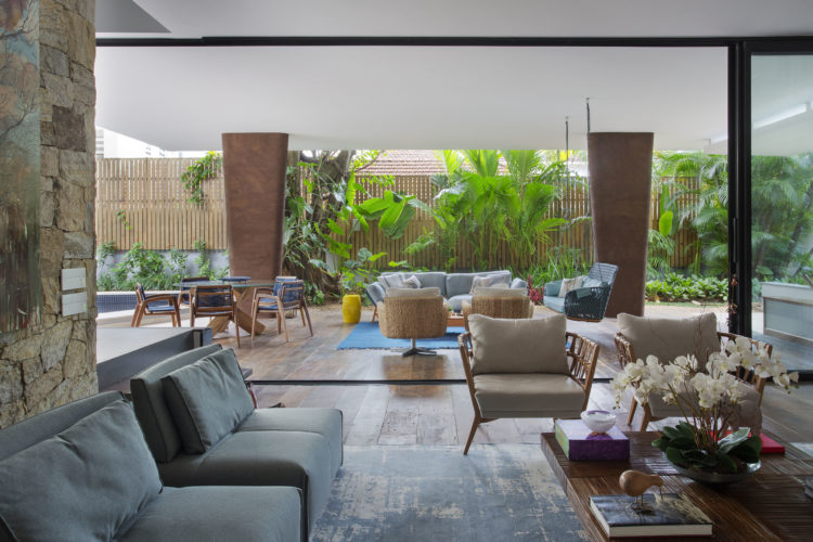 Projeto de reforma e decoração em uma casa no Jardim Botânico com 790m2. Ambientes interno e externo integrados.