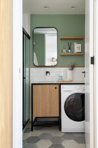 Banheiro compacto com uma maquina de lavar roupa embutida 