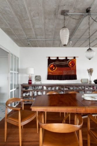 Área social com décor estilo rústico em um apartamento na Vila Madalena