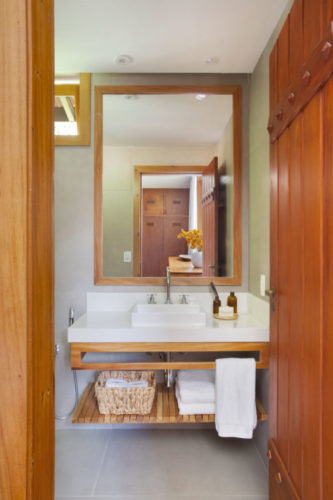 Banheiro com porta em madeira 