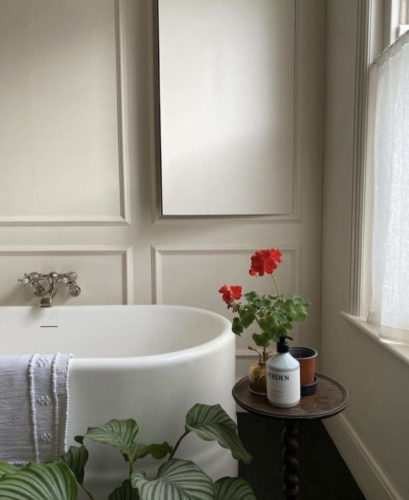 Estilo cottagecore: cena campestre, uma banheira e ao lado, um banco com flores