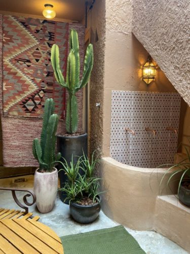 Interior da loja Hatchi, especializada em tapetes, com decoração inspirada no Marrocos.