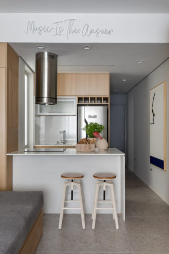 Décor contemporâneo urbano em apartamento com 32m2, cozinha integrada a sala