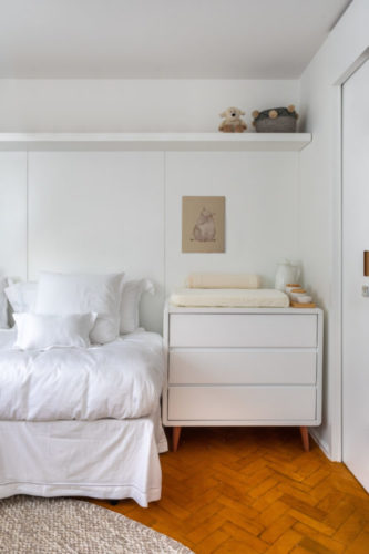 Apartamento de 95m2 em Ipanema, minimalista, essencialmente claro, com ambientes fluidos e arejados.