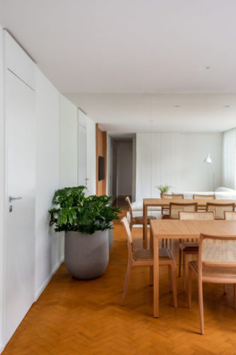 Apartamento de 95m2 em Ipanema, minimalista, essencialmente claro, com ambientes fluidos e arejados.