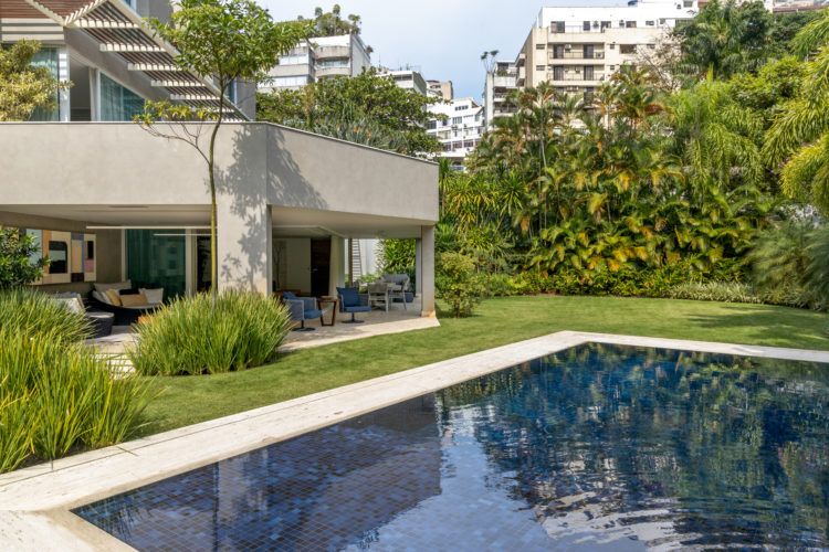 Uma casa no Leblon urbana e descontraída com 950m2. Jardim com piscina