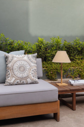 Como aplicar a decoração sustentável na sua casa, almofadas criadas a partir de tecidos descontinuados.