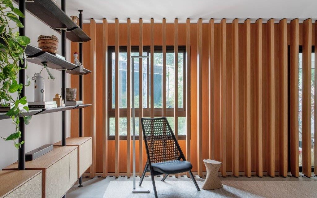 Cozinha ampla e décor minimalista em apartamento na Vila Mariana