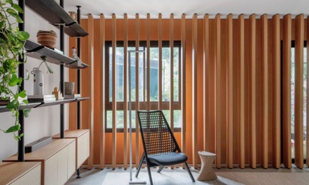 Cozinha ampla e décor minimalista em apartamento na Vila Mariana