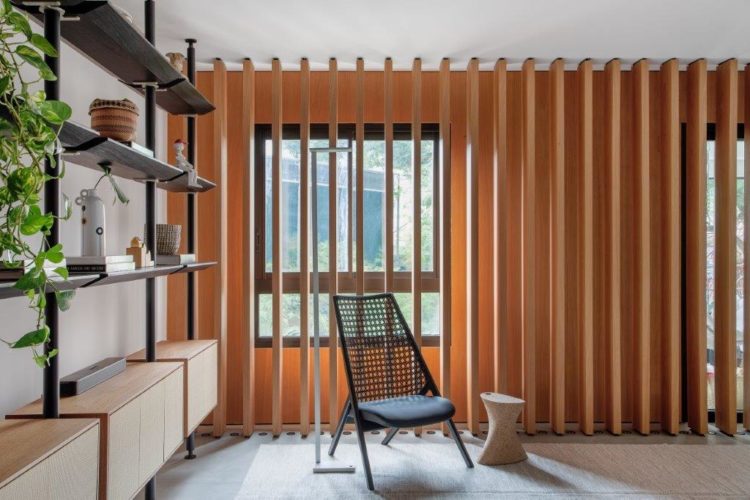 Brise em madeira. Cozinha ampla e décor minimalista em apartamento na Vila Mariana