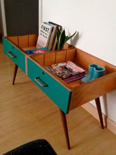 Como aplicar a decoração sustentável na sua casa, duas gavetas antigas, coladas lado a lado e montadas sobre ´pés palitos, se transformam em uma mesa 