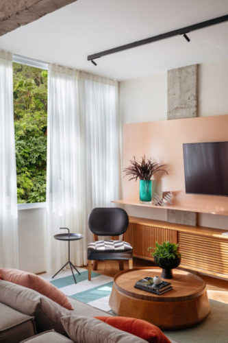 Décor colorido, sala com home office e cozinha integrados em apartamento de 121m2 em Copacabana