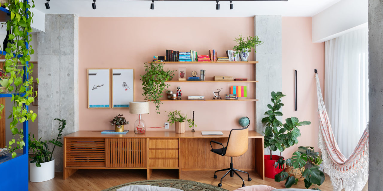 Décor colorido, sala com home office e cozinha integrados