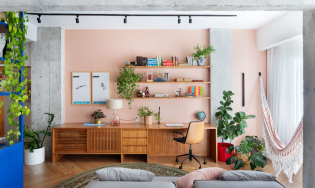 Décor colorido, sala com home office e cozinha integrados