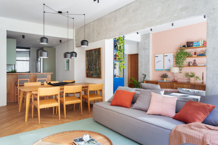 Décor colorido, sala com home office e cozinha integrados em apartamento em Copacabana com 121m2