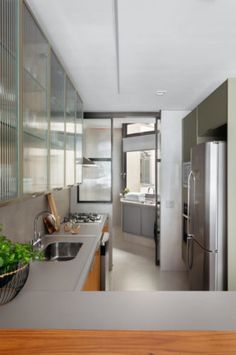 Cozinha e área de serviço com armários na cor cinza. 