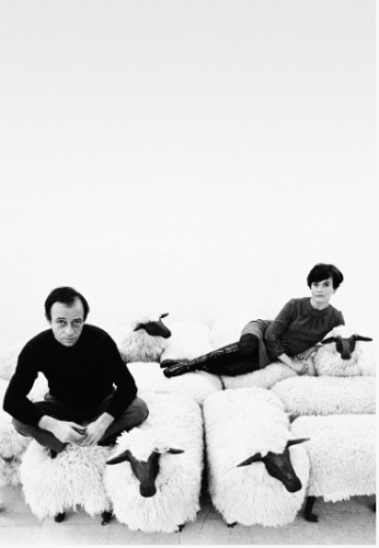 François-Xavier Lalanne e sua esposa, Claude, retratados em 1965, cuidam de um bando de lendários "moutons de laine", que eram tanto assentos quanto esculturas. / Foto: Willy Rizzo.