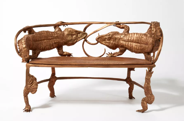Banco em bronze com assento em couro, No encosto, duas figuras de crocodilos e pés também de crocodilo. Obra do casal La Lalanne