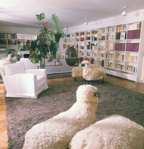 Biblioteca parisiense de Yves Saint Laurent e Pierre Bergé. Esculturas/ bancos em forma de carneiros revestidos com pele 