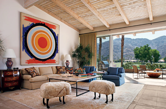 Bancos em pele de carneiro, na sala de estar do cantor Andy Williams na Califórnia. / Foto: Foto: David Glomb