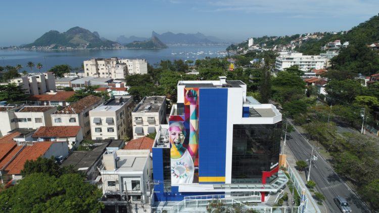 mural ‘Vitória’, também fica em um lugar que cuida da saúde das pessoas: a Oncomed Oncologia, clínica particular que atua na luta contra o câncer.