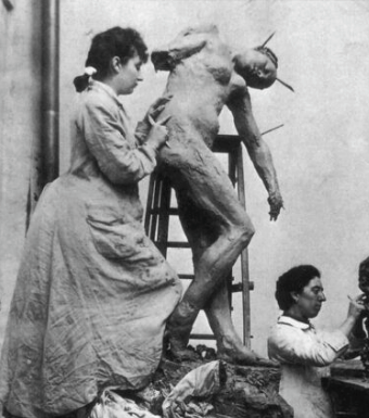 Camille Claudel no ateliê, trabalhando em uma escultura.