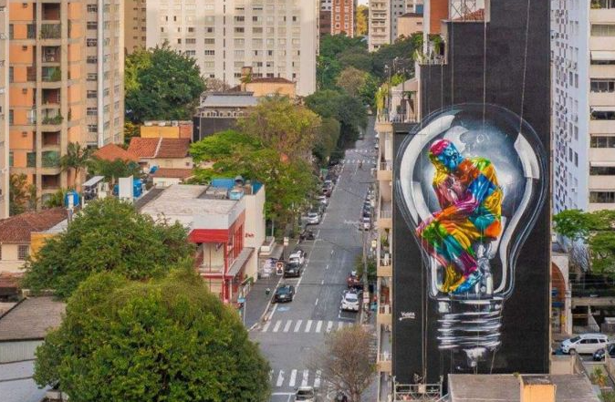 Mural “Seja Luz" de Eduardo Kobra, na fachada lateral de um edifício na rua Oscar Freire em SP.