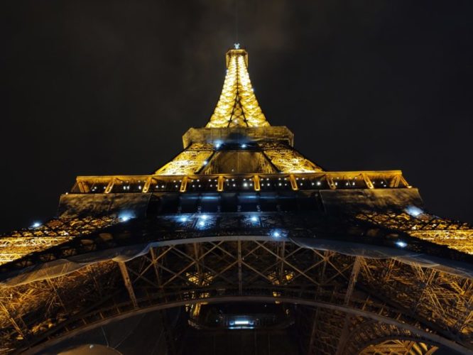 Em paris, a imagem da Torre Eiffel vista por um ângulo pouco comum, de baixo. Símbolo da França, a “Madame de Ferro” foi erguida em 1889 para celebrar o centenário da Revolução Francesa. / Foto: João Torres
