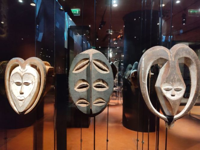 Máscaras ritualísticas da África Equatorial,está o grandioso e moderno Musée du Quai Branly.. / Foto: João Torres