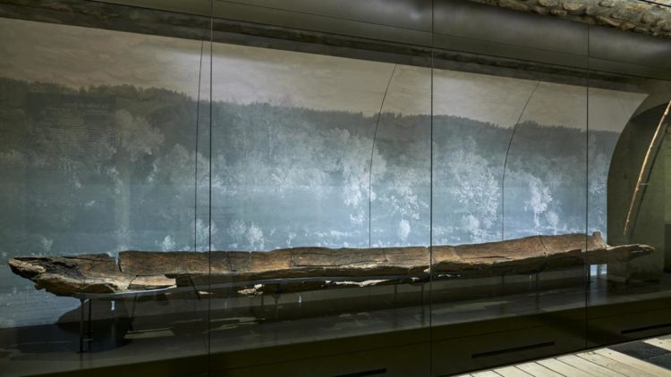 Museu Carnavalet. Canoa em carvalho, uma das principais peças do acervo pré-histórico do museu.