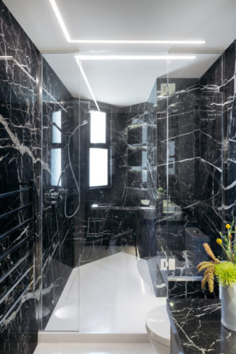Banheiro revestido em porcelanato preto