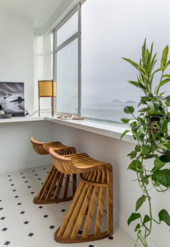 Décor inspirado no Hotel Copacabana Palace e com vista lateral para o mar. 
