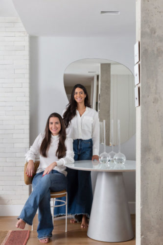 As arquitetas Luana Bergamo e Luiza Mesquita (sentada), do escritório SketchLab Arquitetura, Luiza é a moradora do apartamento.