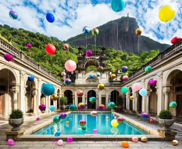 Foto de Flávia Junqueira, piscina do Parque Lage com balões coloridos. transporta o observador para um outro tempo, para as fantasias infantis, para o lúdico e cenários fantásticos.