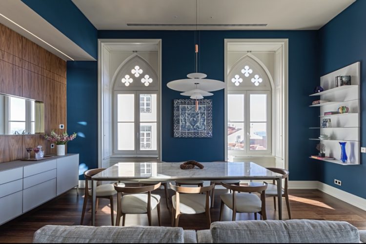 No charmoso bairro histórico do Chiado, em Lisboa, apartamento decorado pela arquiteta Andrea Chicharo. Paredes pintadas de azul, janelas brancas e um painel de azulejos decorando. 