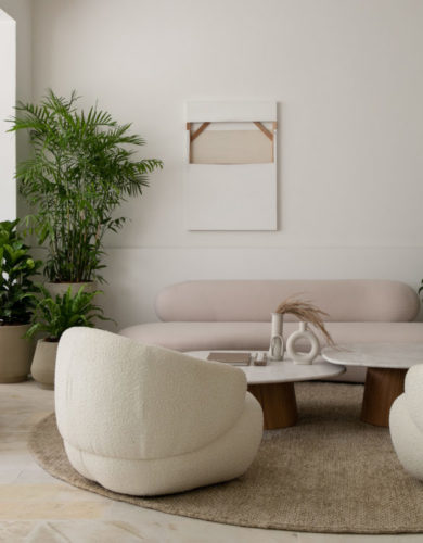 Sala decorada com móveis claros e vasos de plantas