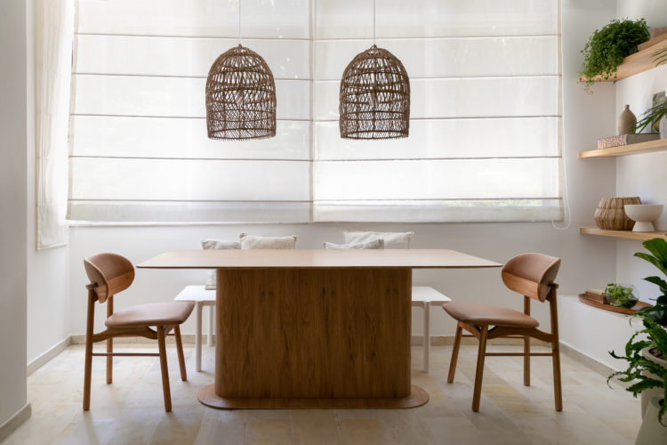 Varanda fechada e integrada, abrigada a sala de jantar. Mesa em madeira e dois pendentes em palha