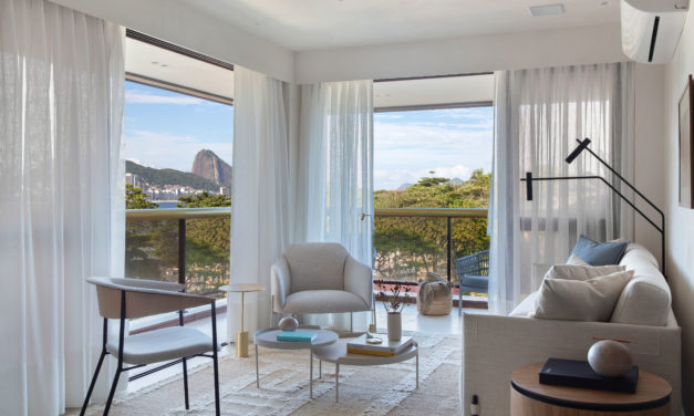 Apê de 85m2 ao lado do Forte de Copacabana com Décor leve e uma vista deslumbrante