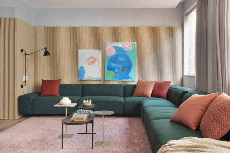 Verde, rosa e madeiras claras dão o tom deste apartamento de 160m2, em Ipanema, que a UP3 Arquitetura projetou para um jovem casal.