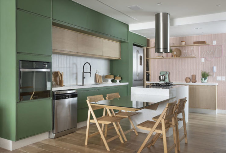 Verde, rosa e madeiras claras dão o tom deste apartamento de 160m2, em Ipanema, que a UP3 Arquitetura projetou para um jovem casal. São essas cores que revestem os armários e as paredes da cozinha