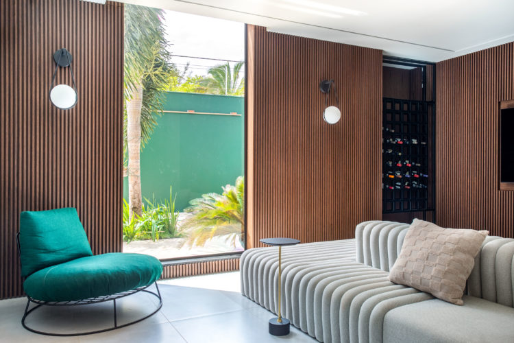 Uma casa minimalista e sofisticada em São Luíz MA. Paredes revestidas em madeira ripada