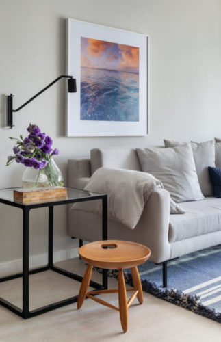 Sala com sofá e quadro
