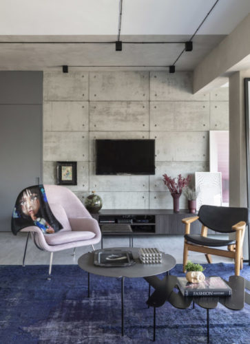 Sala com parede com placas de concreto