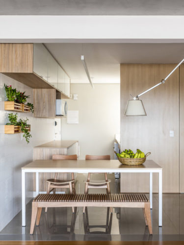 Cozinha aberta para a sala, com mesa na divisão dos ambientes.